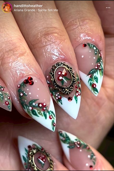 Christmas Nail Art Elegant, Vintage Inspired Christmas Nails, Christmas Garland Nails, Hippie Christmas Nails, Intricate Christmas Nails, Vintage Christmas Nail Art, Yule Nail Art, Nutcracker Nail Art, Vintage Christmas Nails