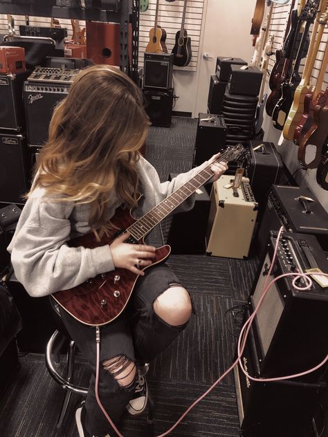 Female Guitarist Aesthetic, Guitarist Aesthetic, Gitar Vintage, Rockstar Girlfriend Aesthetic, Aesthetic Female, Girlfriend Aesthetic, Rockstar Girlfriend, Rockstar Aesthetic, Guitar Obsession