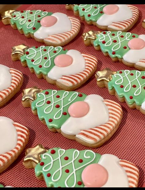 Iced Christmas Cookies, Christmas Sugar Cookies Decorated, Simple Family Meals, Cute Christmas Cookies, Royal Iced Cookies, Sugar Cookie Royal Icing, Iced Sugar Cookies, Winter Cookie, Christmas Tree Cookies