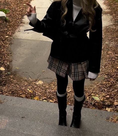 Mysterious Aesthetic Outfit, Winter Clothing Aesthetic, Preppy Outfits Winter, Cool School Outfits, Estilo Ivy League, November Outfits, Sixth Form Outfits, Cool School, Preppy Outfits For School