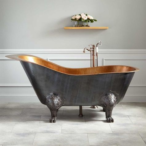 An old cast iron bathtub, sweet! Bathroom Clawfoot Tub, Bathtub Designs, Claw Foot Bathtub, Spa Retreats, Interior Hotel, Wainscoting Bathroom, Luxury Bathtub, Copper Interior, Modern Bathtub