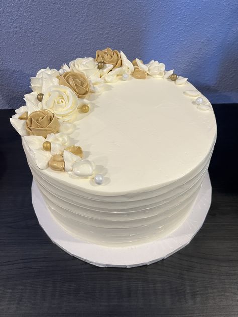 White And Gold 50th Anniversary Cake, White And Gold Anniversary Decorations, 50th Anniversary Cake Ideas Simple, White And Gold Anniversary Cake, 50th Anniversary Cakes Gold, White And Gold Cake Ideas, Birthday Cake Gold And White, White And Golden Cake, 50th Wedding Anniversary Cakes Gold