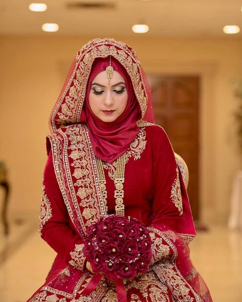 Baraat Bride 💕💕 “Faith makes all things possible. Love makes all things easy.” Click by : @denzphotography.  #pakistaniwedding #pakistanibride  #pakistanifashion #pakistanibridal #pakistan  #india  #pakistanicouture #indianfashion#pakistanidress #indianbride #pakistaniweddings  #indianwear #pakistanistyle #indianwedding Muslim Bridal Dress, Muslim Wedding Dress Hijab Bride, Islamic Wedding Dress, Wedding Hijab Styles, Bridal Hijab Styles, Hijabi Brides, Muslim Bridal, Estilo Hijab, Muslim Brides