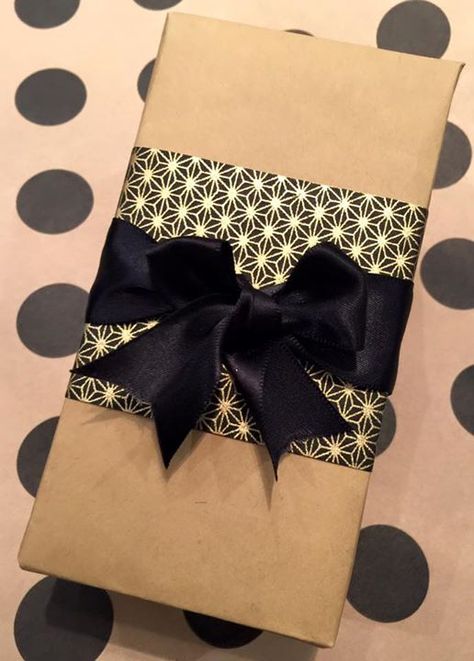 Black Wrapped Christmas Presents, Black Ribbon Christmas Wrapping, Black Ribbon Bow For Gifts, Black Kraft Paper Wrapping, Kraft Box Packaging Ideas Ribbons, Chocolate Business Ideas, Brown Paper Packages, Church Design, Brown Paper