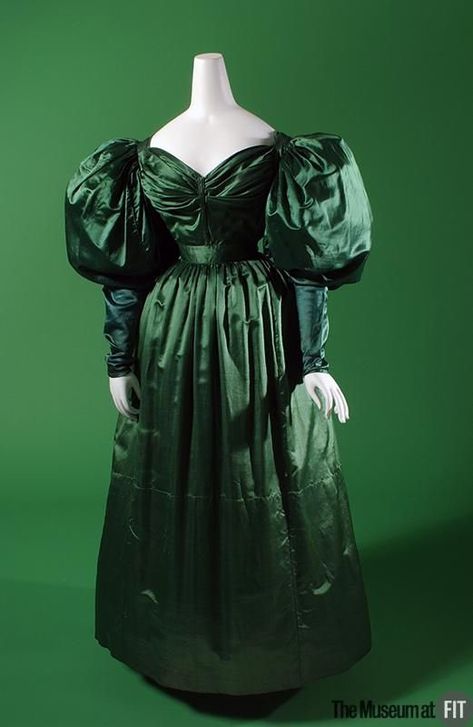 Dr Kate Strasdin on Twitter: "It is easy to deride #1830s sleeves for their ridiculous proportions but at play here is a desire of #Romanticism to look to past extravagances of the #17thcentury. This early 1830s lush green dress is an example of the demi-gigot, the fullness ending at the elbow @museumatFIT… https://t.co/8dUXDAjIYW" 1830 Dress, 1830s Dress, Romantic Era Fashion, Picture Displays, 1830s Fashion, Gigot Sleeve, Antique Dresses, Historical Clothes, Victorian Dresses