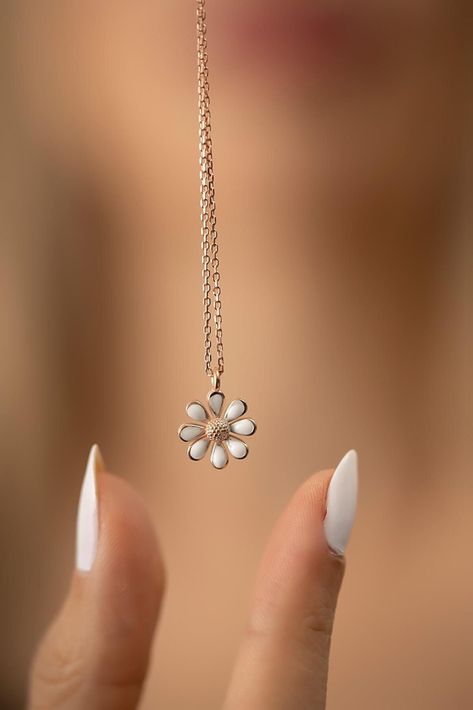 Christmas Gifts For Mum, Daisy Pendant, Daisy Necklace, Christmas Gift For Her, Classy Jewelry, Women Christmas, Floral Necklace, Girls Necklaces, Friend Birthday Gifts