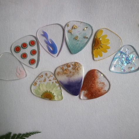 Resin Guitar Pick Ideas, How To Make A Guitar Pick, Aesthetic Guitar Picks, Guitar Pick Aesthetic, Guitar Pick Design, Cute Guitar Picks, Aesthetic Resin Art, Guitar Picks Aesthetic, Resin Guitar Pick