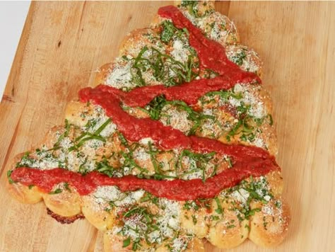 Christmas Tree Pull-Apart Bread Tree Pull Apart Bread, Festive Christmas Appetizers, Christmas Tree Pull Apart, Christmas Tree Pull Apart Bread, Pizza Christmas, Christmas Potluck, Bread Pull Apart Recipes, Festive Appetizers, Bread Food