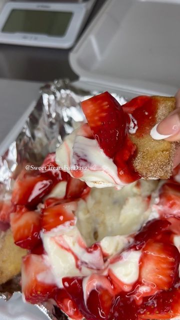 Strawberry Cheesecake Nachos, Cheesecake Nachos, Dessert Nachos, Cheesecake Lovers, Cheesecake Dip, Sweet Treats Desserts, Viral Reels, Fried Food, Nachos