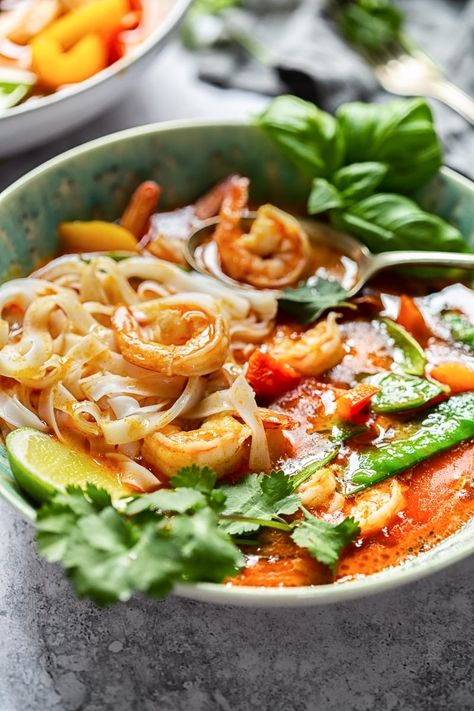 Thai Prawn Recipes, Thai Prawn Curry, Easy Thai Red Curry, Vikalinka Recipes, Red Curry Shrimp, Thai Flavors, Food Thai, Shrimp Noodles, Lime Cookies