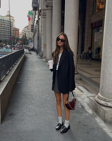 milano 🖤 | Instagram Milano Outfit Spring, Outfit Milano, Milano Outfit, Loafers Outfit Ideas, Europe 2024, Ig Aesthetic, City Summer, Loafers Outfit, Work Fits