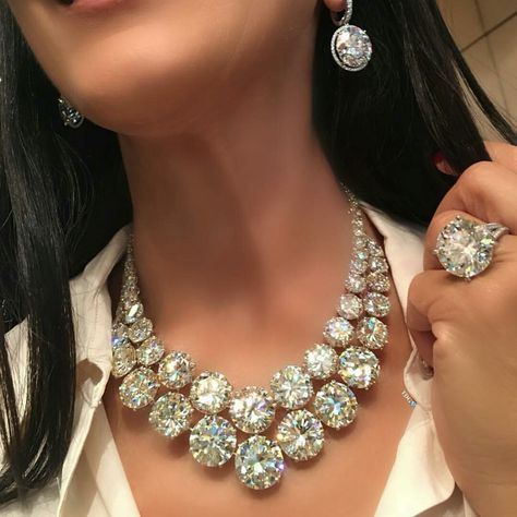 Big Diamond Necklace, Beautiful Jewelry Diamonds, Bridal Diamond Necklace, Neck Pieces Jewelry, Extraordinary Jewelry, Fancy Jewelry Necklace, Expensive Jewelry Luxury, Diamond Necklace Designs, Fancy Jewellery Designs