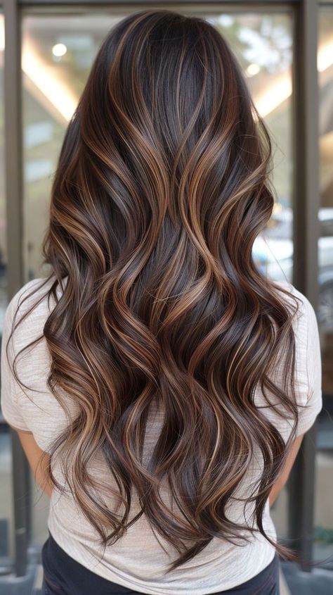 Balayage Hair Caramel, Long Hair Highlights, Rambut Brunette, Chocolate Brown Hair Color, Honey Brown Hair, Kadeřnické Trendy, Brunette Hair With Highlights, Brown Hair Balayage, Penteado Cabelo Curto