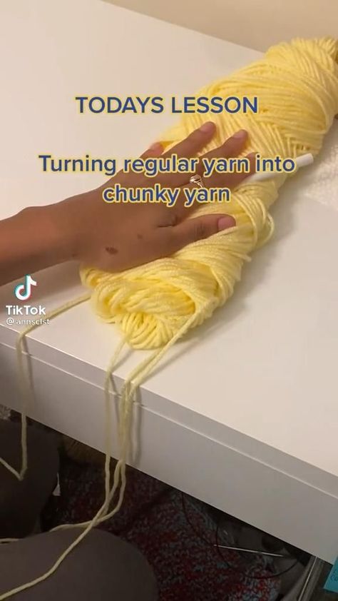 This will show you how to turn regular fine yarn, into chunky yarn. Make sure to like and follow! This is not my original pin and I give full credit to the owner. Corak Krusye, Chunky Yarn Crochet, Beginner Quilting, Crochet Hack, Beginner Crochet Tutorial, Mode Crochet, Easy Crochet Stitches, Pola Amigurumi, Crochet Fun