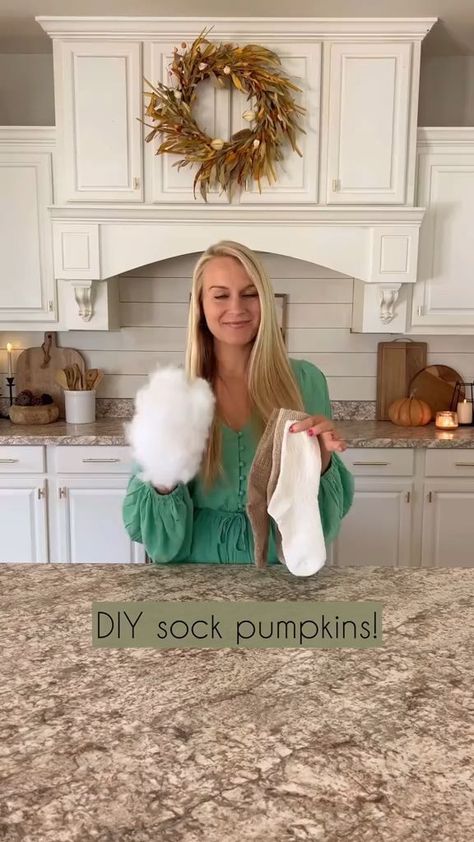 Sock Pumpkins, Calabazas Halloween, Pumpkin Socks, Fall Crafts For Adults, Fall Pumpkin Crafts, Fall Decor Diy Crafts, Easy Fall Crafts, Diy Socks, Fall Thanksgiving Decor