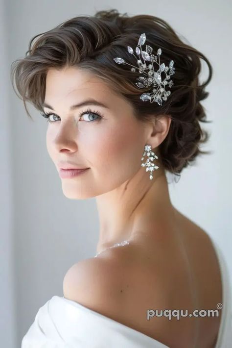 Fairytale Hairstyles, Short Bridal Hair, Short Hair Bride, Haircut Tip, Classic Wedding Hair, Wedding Hairstyles Medium Length, Timeless Wedding Dress, Fairy Tale Wedding Dress, Trends For 2024