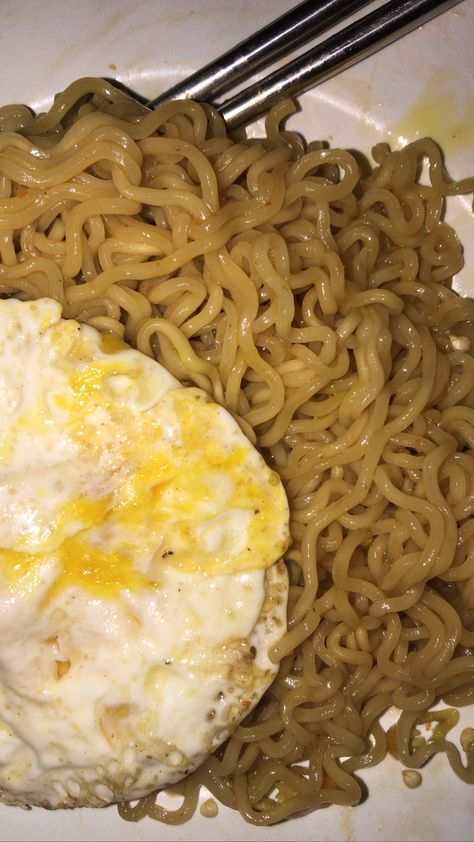 Mi Goreng, Food Snap, Fake Glasses, Instagram Quotes Captions, Food Snapchat, Cute Food, Happy Life, Macaroni And Cheese, Noodles