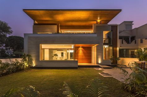 House in Mohali by Charged Voids – Aman Aggarwal - India 4000 Sq Ft House Plans, Ultra Modern Homes, Courtyard Design, House Design Exterior, India Design, Dream House Exterior, Dream House Plans, Chandigarh, Architecture Project