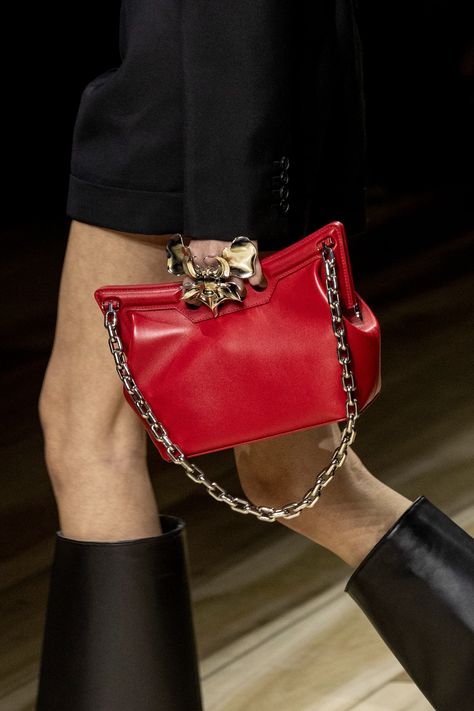 Snake Bag, Edgy Bags, Alexander Mcqueen Bag, Fall 2023 Ready To Wear, 2023 Ready To Wear Collection, My Style Bags, 2023 Ready To Wear, Bag Obsession, Red Accessories