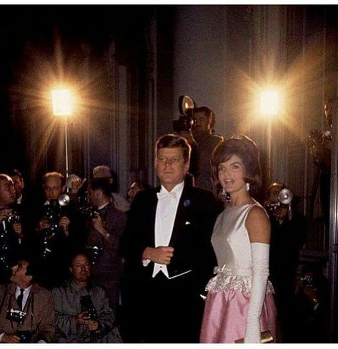 Vince Palamara Jackie Oh, American First Ladies, Jackie O Style, Jackie Onassis, Vintage Hollywood Glamour, Gown Pattern, Celebrity Trends, Princesa Diana, 60s Fashion