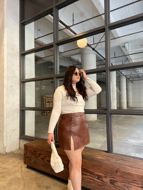 Brown Leather Skirt Plus Size, Brown Leather Skirt Outfit Plus Size, Brown Skirt Outfit Plus Size, Leather Skirt Brown Outfit, Brown Skirt Summer Outfit, Brown Leather Dress Outfit Winter, How To Style Brown Leather Skirt, Brown Leather Skirt Outfit Ideas, Short Brown Leather Skirt Outfit