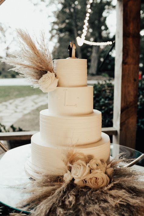 Black Tie Fall Wedding, Western Wedding Cakes, Southern Wedding Cakes, Western Style Wedding, Western Themed Wedding, Boho Wedding Cake, Southern Elegance, Tan Wedding, Life Adventure