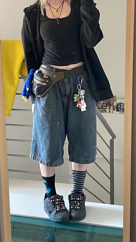 Grunge Outfits With Jorts, Japan Cute Outfit, Queer Fashion Aesthetic, Grunge Jorts Outfits, Bastardcore Outfits, Alt Outfits Summer, Summer Alt Outfits, Outfit Inspo Alt, Summer Outfits Alt