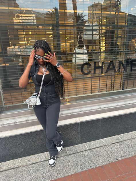 outfit | black girl | baddie | black dunks | boho braids | silver purse | silver jewelry Silver Purse Outfit, Black Dunks, Black Bag Outfit, Baddie Black, Pose Ideas Instagram, Chill Aesthetic, Instagram Pose Ideas, Girl Baddie, Fly Fits