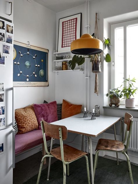 Cozy Textures In A Vintage Apartment in Stockholm — THE NORDROOM Retro Apartment, Stockholm Apartment, Casa Retro, Vintage Apartment, Country House Interior, Decor Studio, Interior Vintage, Diy Casa, Elle Decoration