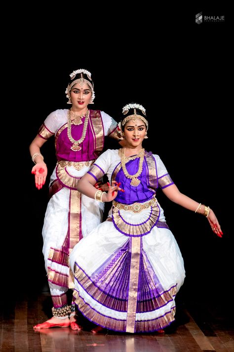 White Bharatnatyam Costume, Arangetram Costumes, Bharatanatyam Dress, Bharatanatyam Costume, Varalakshmi Pooja, Indian Classical Dancer, Owls Wallpaper, Bharatanatyam Poses, Dance Of India