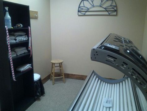 Home Tanning Room Ideas, Tanning Bed Rooms, Tanning Bed Room, Tanning Room Ideas, Salon Room Ideas, Tanning Salons, Tan Bedroom, Tanning Studio, Tanning Room