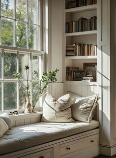 Small Sunroom Ideas, Small Sunroom, Cozy Window Seat, Window Seat Design, Window Nook, Hus Inspiration, Dream Rooms, Cozy Space, Window Seat