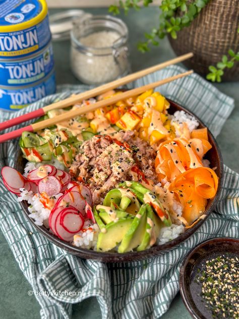 #POKEBOWL Het is vrijdag Visdag en ik heb me toch een lekker recept met vis voor jullie. Ik ben een beetje een laatbloeier als het op Poké bowls aankomt, maar dit is gewoonweg een fijn basisrecept om met jullie te delen. Deze heerlijke en kleurrijke Poké bowl met pittige tonijn uit blik is er eentje die je in een half uurtje op tafel zet! ==> https://bettyskitchen.nl/poke-bowl-met-pittige-tonijn/ Fresh Tuna Poke Bowl, Spicy Tuna Poke Bowl Recipe, Spicy Tuna Poke Bowl, Hawaii Poke Bowl Aesthetic, Bagel Pizza, Poke Bowl Hawaii, Poke Bowls, Tuna Melts, Poke Bowl