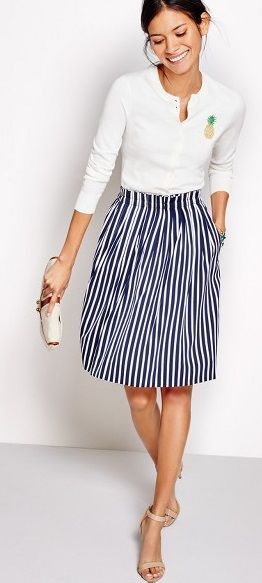 loving the preppy ease.. casual, yet so classicly beautiful.  ||  #jcrew #stripes #outfit  @leopard_loafers Minimalisticky Chic, Rok Midi, Skirt Tutu, Chique Outfit, Outfit Chic, Summer Work Outfits, Business Outfit, Casual Work Outfits, Fashion Mode