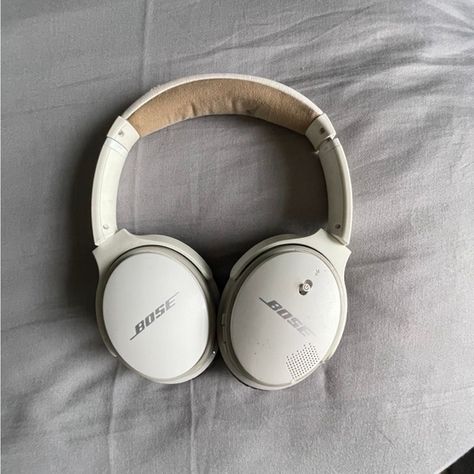 BOSE AE2 SoundLink
White Over Ear Bluetooth
Headphones Wireless Headphones Wireless, Bluetooth Headphones Wireless, Bluetooth Headphones, Message Me, Headset, Winter Fashion, Headphones, Quick Saves, White