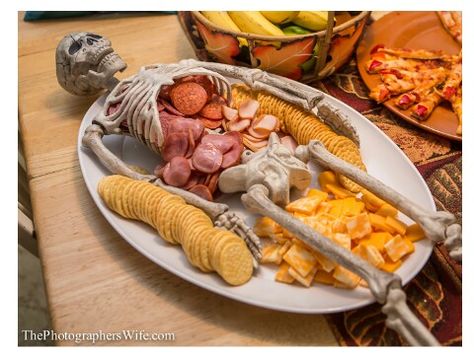 Skeleton platter - use premade meat and cheese tray like Hormel. Hosting Halloween, Meat Cheese Platters, Meat Tray, Halloween Potluck, Menu Halloween, Diy Halloween Treats, Diy Decorating Ideas, Halloween Menu, Spooky Christmas