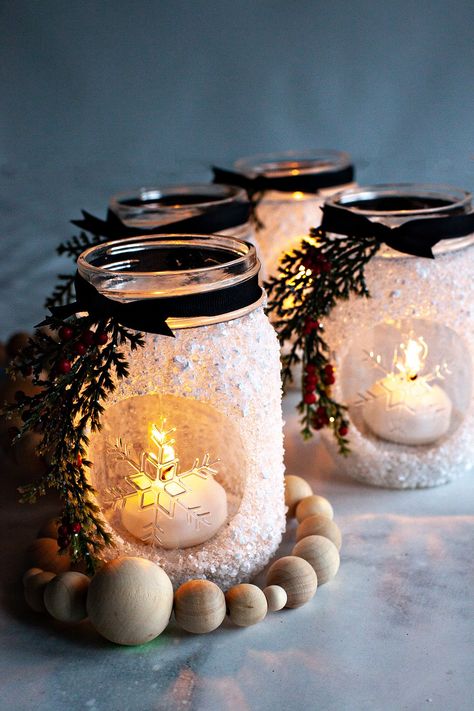 Mason Jar Christmas Crafts, Mason Jar Projects, Christmas Lantern, Diy Jar Crafts, Diy Christmas Decorations, Christmas Mason Jars, Mason Jar Crafts Diy, Christmas Jars, Christmas Lanterns