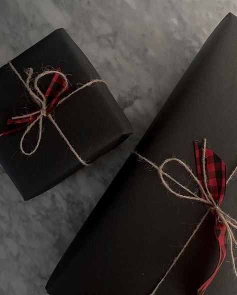 Matte Black Wrapping Paper, Black Wrapping Paper Ideas, Neutral Christmas Wrapping, Chic Christmas Wrapping, Black Christmas Wrapping, Chic Christmas Decor, Black Wrapping Paper, Neutral Christmas, Wrapping Paper Design