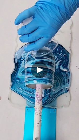 Epoxy Tumbler Tutorial For Beginners, Diy Resin Tumbler Tutorial, Resin Trays Diy, Resin Cups Ideas, Resin Tray Tutorial, Resin Tumbler Ideas, Diy Resin Tray, Diy Tray, Resin Tray