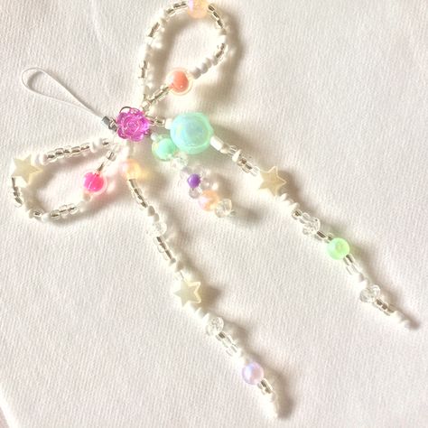 Ribbon Keychain, Shoes Charms, Beaded Charms, Phone Straps, Strap Phone, Pearls Diy, Bead Charms Diy, Diy Bracelet Designs, Phone Lanyard