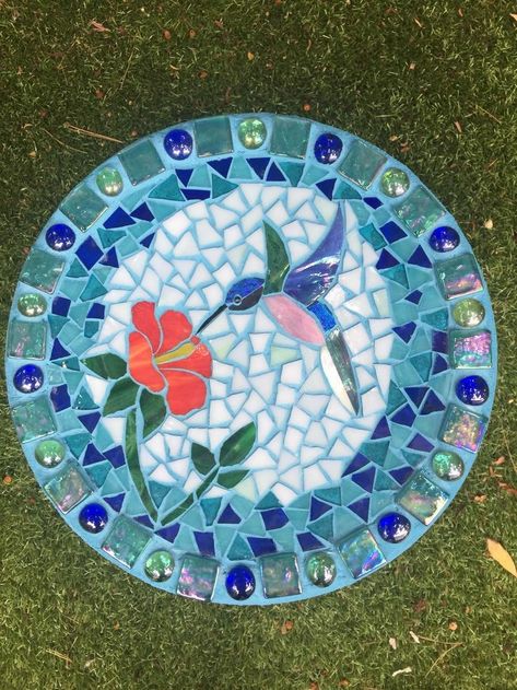 Diy Mosaic Serving Tray, Mosaic Bird Feeder, Boho Mosaic Ideas, Square Mosaic Patterns, Mosaic Patterns For Beginners, Flower Mosaics, Free Mosaic Patterns, Stained Glass Mosaic Art, Mosaic Stepping Stone