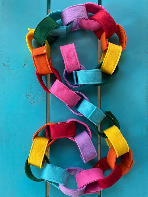 Sewing Sensory Toys, Felt Chain Garland, Reusable Party Decor, Felt Toys For Kids, Reusable Party Decorations, Reusable Birthday Decorations, Diy Felt Projects, Pool Noodle Craft, Christmas Countdown Ideas