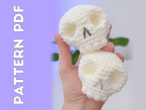 PDF CROCHET PATTERN - Skull - Amigurumi Human Bones Plushie - Sugar Skull Crochet toys ideas #crochettoysideas #crochet #crochettoy #crochetpattern #crochetpatterns 2.747 Crochet Skull Patterns, Crochet Pour Halloween, Crochet Unique, Crochet Skull, Crochet Mignon, Human Bones, Confection Au Crochet, Ping Pong Balls, Super Bulky Yarn