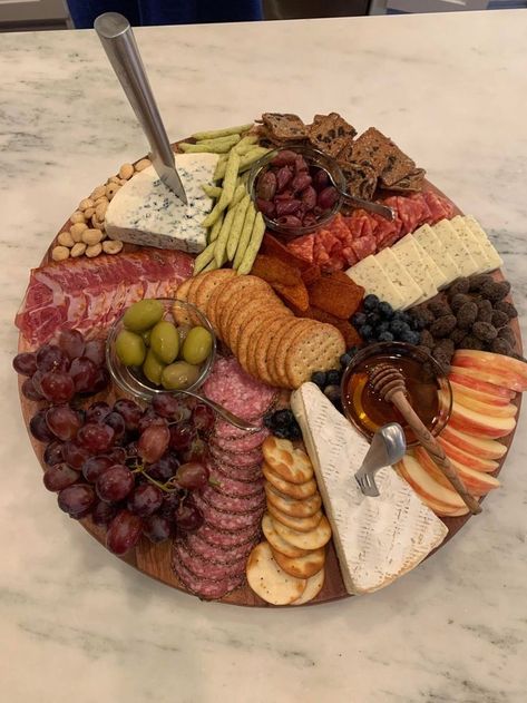 Food To Make With Boyfriend, Outdoor Charcuterie Board, Food For Boyfriend, Circle Charcuterie Board, Food For Picnic, Gathering Food Ideas, Charturie Boards, Cheese Board Party, Charcuterie Board For Two