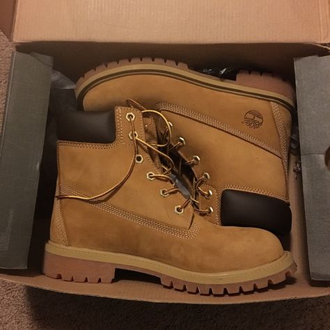 Brand New Still In Box Excellent Condition! Size Is A Boys 5 But Fit A Women’s Size 7 Plus Size Outfits With Timberland Boots, Fall Shoes Sneakers, Mens Shoes Streetwear, Tim’s Outfit, Timberland Boots Aesthetic, Winter Shoes 2024, Winter Shoes Aesthetic, Tim Boots, Tims Boots