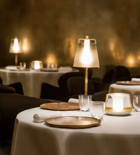 10 best Michelin star restaurants in London | OPUMO Magazine Fine Dining Table Setting Restaurant, Restaurant Tablescape, Traditional Restaurant Interior, Michelin Star Restaurant Interior, Dinner Aesthetic Restaurant, Fine Dining Table Setting, Restaurant Table Decor, Restaurant Table Setting, Education City