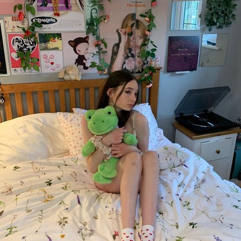 kate<3 on Instagram: “me and my frog have matching pjs” Kate Turner, Fairy Bedroom, Matching Pjs, Cute Room Ideas, Room Planning, Room Makeover Inspiration, Aesthetic Bedroom, Dream Rooms, Apartment Room