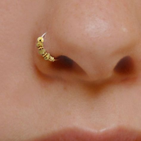 Dainty Nose Jewelry, Nose Ring Hoops, Gold Nose Pericings, Spiral Nose Piercing, Unique Nose Ring, Unique Nose Stud, Beaded Nose Ring, Nose Jewelry Ideas, Gold Nose Piercing Aesthetic