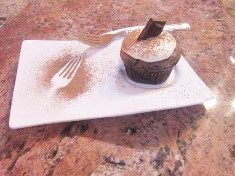 Cupcake plating idea Cupcake Plating, Chocolate Banana Cupcakes, Plating Ideas, Cupcakes Ideas, Banana Cupcakes, Low Sugar Recipes, No Sugar Foods, Cupcake Muffins, Chocolate Banana