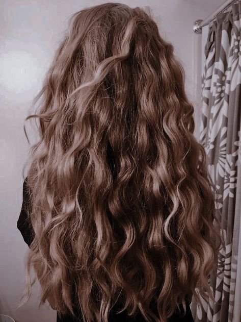 𝑬𝑽𝑨𝑫𝑵𝑬 𝑩. 𝑭𝑨𝑹𝑨𝑫𝑨𝒀 Bonde Hair, Long Hair Perm, Brown Wavy Hair, Blonde Wavy Hair, Blonde Curly Hair, Dirty Blonde Hair, Dark Blonde Hair, Hair Aesthetic, Curly Hair Women